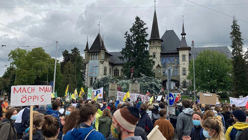 "Mach mau öppis": Die Demonstration auf dem Helvetiaplatz in Bern steht auch im Zeichen eines weltweiten Klimaprotesttages.