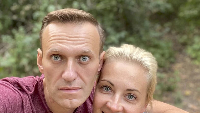 dpatopbilder - HANDOUT - Dieses Foto, das der russische Oppositionsführer Alexej Nawalny am Freitag, dem 25. September 2020, auf seinem Instagram-Account veröffentlicht hat, zeigt Alexej Nawalny und seine Frau Julia an einem unbekannten Ort in…