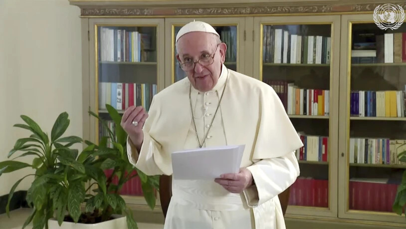 HANDOUT - Papst Franziskus spricht am vierten Tag der 75. Generaldebatte der UN-Vollversammlung in einer vorher aufgezeichneten Videobotschaft, die im Hauptquartier der Vereinten Nationen abgespielt wird. Foto: -/UNTV/AP/dpa - ACHTUNG: Nur zur…