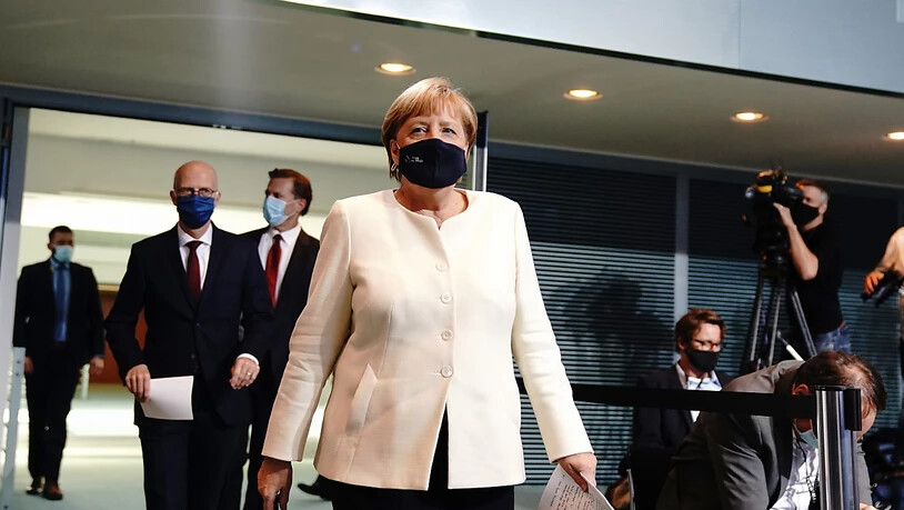 Bundeskanzlerin Angela Merkel (CDU) und Peter Tschentscher (SPD -2.v.l.), Erster Bürgermeister von Hamburg, kommen zur Pressekonferenz. Foto: Kay Nietfeld/dpa