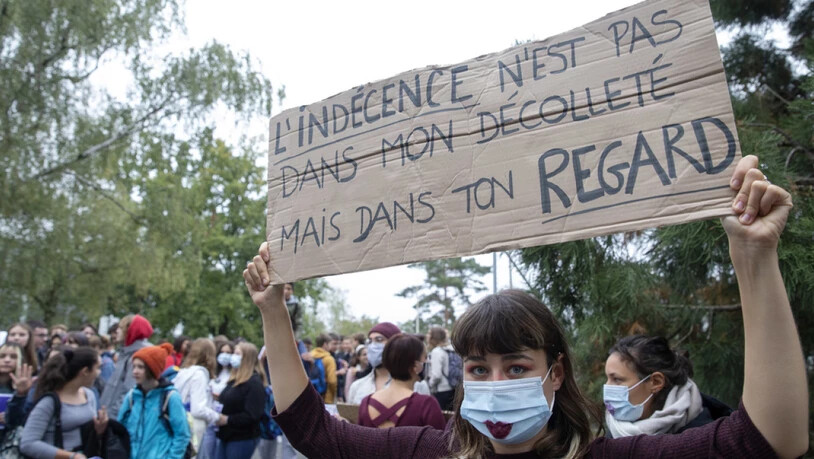 Diese junge Frau trägt ein Plakat mit dem Slogan: "Die Schamlosigkeit liegt nicht in meinem Ausschnitt, sondern in deinem Blick."