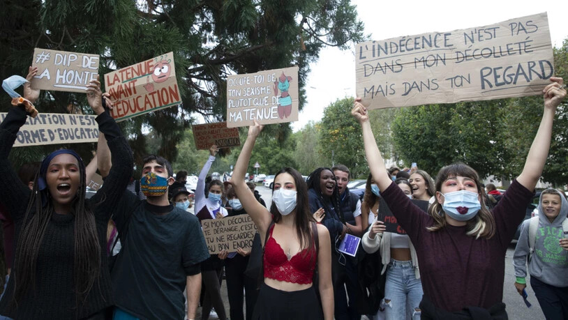 Bauch- und schulterfrei verboten: Dutzende Schülerinnen und Schüler protestieren gegen die in ihren Augen "erniedrigende" Kleiderordnung an einigen Genfer Orientierungsschulen.