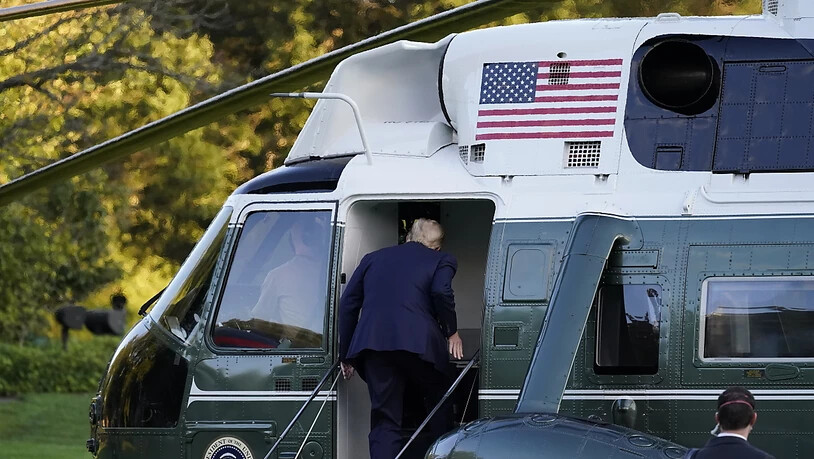 Donald Trump, Präsident der USA, steigt in die Marine One ein. Foto: Alex Brandon/AP/dpa