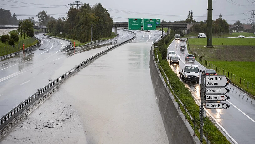 Die Autobahn A2 zwischen Beckenried NW und Erstfeld UR ist wegen Hochwasser gesperrt.