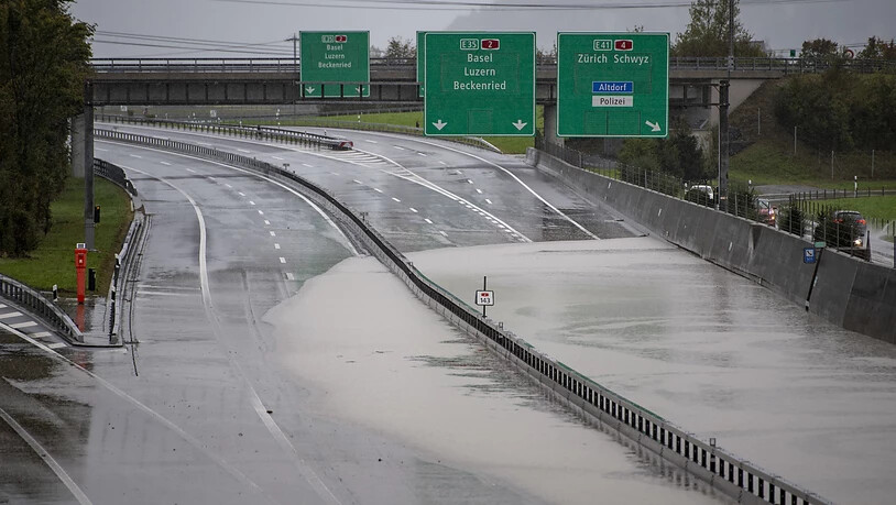 Die Polizei hat die Sperrung der Autobahn A-2 zwischen Beckenried und Erstfeld wieder aufgehoben, nachdem sich die Lage im Laufe des Samstags entspannt hatte und die Autobahn vom Hochwasser geräumt worden war.
