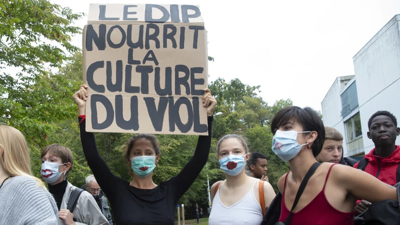 In Genf protestierten vergangene Woche Dutzende Schülerinnen und Schüler gegen die Kleiderordnung an Sekundarschulen.