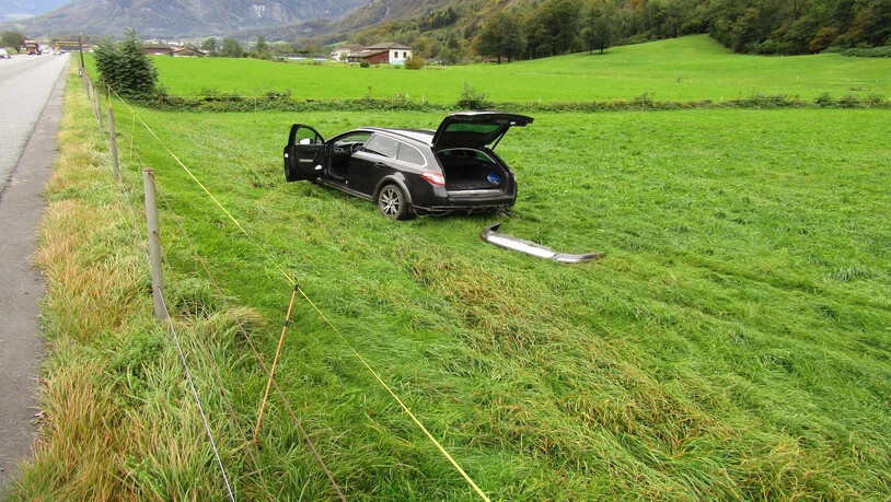 In Näfels verlor ein Autofahrer aus noch ungeklärten Gründen die Kontrolle über das Fahrzeug.