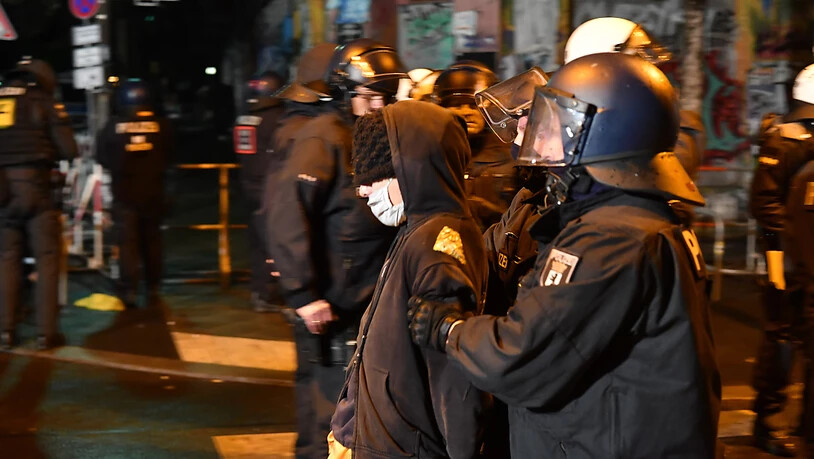 dpatopbilder - Polizisten führen in der Rigaer Straße einen Demonstranten ab, der gegen die Räumung des besetzten Hauses «Liebig 34» protestieren. Foto: Paul Zinken/dpa