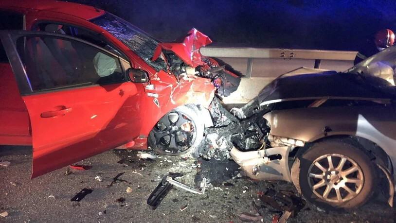 Zwei Schwerverletzte wegen eines Frontal-Crashs auf der Umfahrungsstrasse T 10 bei Kerzers: Eine Geisterfahrerin ist in ein entgegenkommendes Auto gefahren.