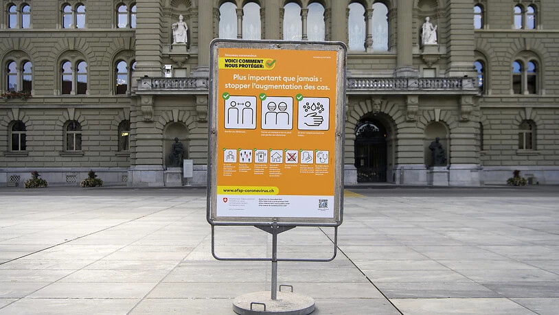 Ein BAG-Plakat mit Verhaltensregeln im Umgang mit dem Coronavirus auf dem Bundesplatz in Bern. (Symbolbild)