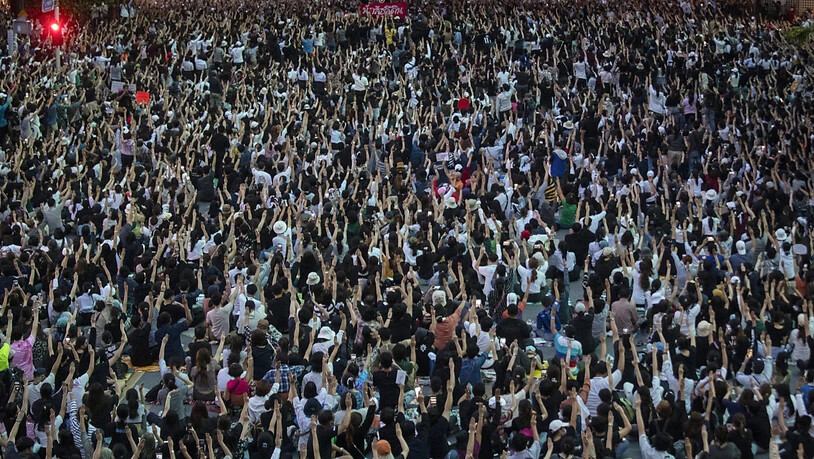Demonstranten halten bei einem Protest drei Finger in die Höhe. Der Gruß gilt als Zeichen des Widerstands gegen die Militärregierung. Nach der jüngsten Großdemonstration in Bangkok erließ die Regierung in Thailand am Donnerstag eine…