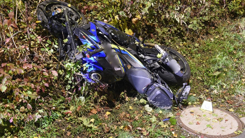 Das Motorrad kam nach rund 45 Metern zum Stillstand, der Töfffahrer verstarb noch auf der Unfallstelle.