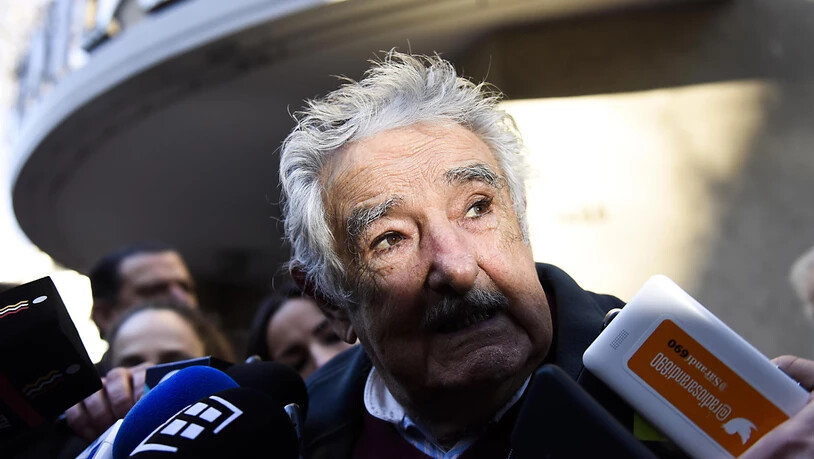 ARCHIV - Jose Mujica, ehemaliger Präsident von Uruguay, spricht mit Journalisten. Foto: Matilde Campodonico/AP/dpa