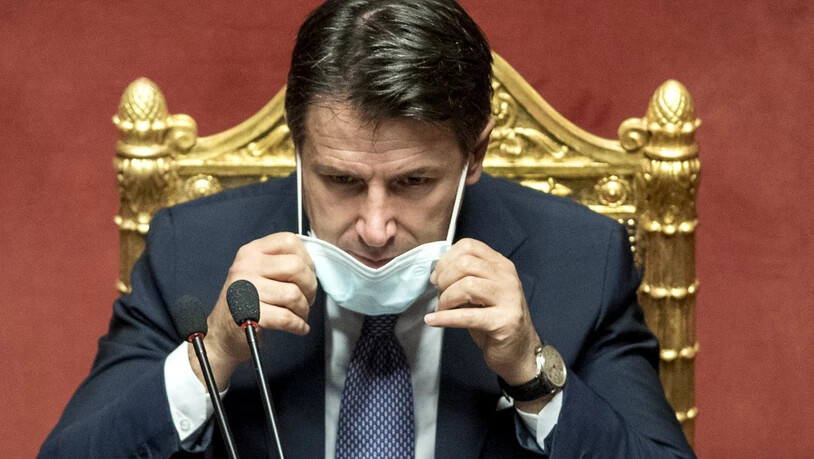 Giuseppe Conte, Ministerpräsident von Italien, nimmt seinen Mund-Nasen-Schutz ab, bevor er das Parlament über Maßnahmen zur Eindämmung der Corona-Pandemie informiert. Die italienische Region Lombardei hat wegen der stark steigenden Corona-Zahlen…
