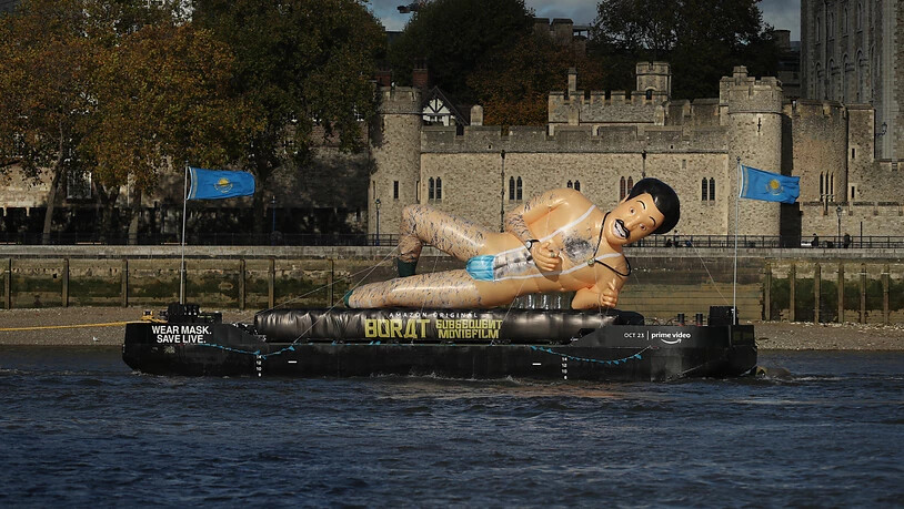 Ein Schlauchboot in Form des fiktiven Nachrichtenreporters Borat schwimmt auf der Themse. 14 Jahre nach der Kult-Satire «Borat» (2006) kehrt der britische Komiker Sacha Baron Cohen in der Rolle als dummdreister kasachischer TV-Reporter Ende Oktober 2020…