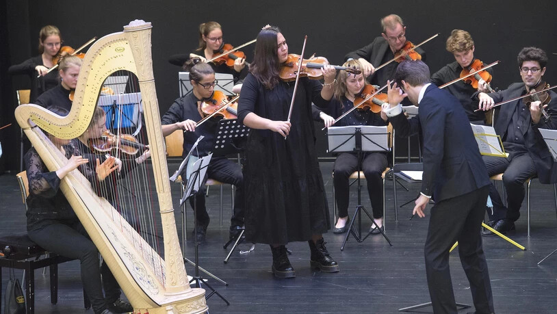 Konzert der Jugendsinfonieorchester Graubünden mit der 17-jährige Geigerin Anouk Fabienne Maron im Titthof Chur.