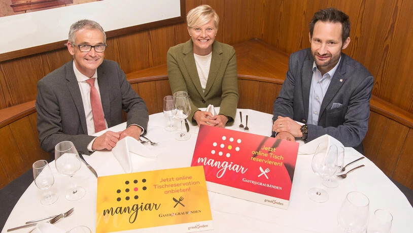 Franz Sepp Caluori, Yvonne Brigger-Vogel und Marc Tischhauser (v.l.) präsentieren das neue Angebot «Mangiar».