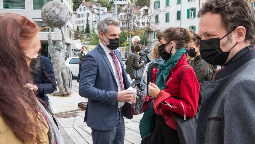 Der Verein Kulturkanton Graubünden versammelt sich auf dem Theaterplatz, um das Kulturförderungskonzept zu unterstützen.
