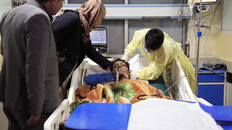 Ein Mann wird nach einem in Kabuk Selbstmordanschlag in einem Krankenhaus behandelt. Foto: Mariam Zuhaib/AP/dpa
