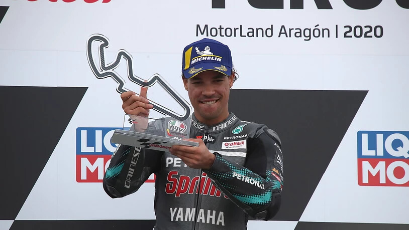 Franco Morbidelli mit der Sieg-Trophäe im Grand Prix von Teruel.