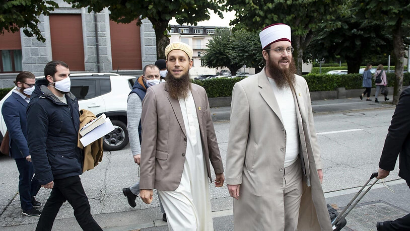 Die Vorstandsmitglieder des Vereins Islamischer Zentralrat Schweiz (IZRS) Qaasim Illi (links) und Nicolas Blancho erschienen am Dienstag nicht zur Urteilsverkündung. (Archivbild)