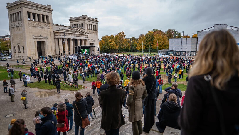 dpatopbilder - Hunderte Personen haben sich am Königsplatz in München zu einer Demonstration versammelt. Unter dem Motto «Aufstehen für die Kultur» erinnern Künstler an die schwierigen Lebenssituationen, die aus der Coronakrise für viele Kulturschaffende…