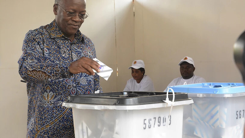 John Magufuli, amtierender Präsident von Tansania und Präsidentschaftskandidat bei der Präsidentenwahl, gibt in einem Wahllokal im ostafrikanischen Tansania seine Stimme ab. In einem angespannten Klima wählen die Bürger den Präsidenten und das Parlament…