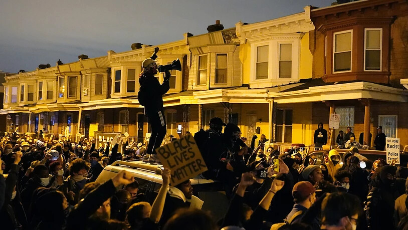 dpatopbilder - Demonstranten versammeln sich zu einem Protestmarsch nach dem Tod von Walter Wallace. Polizisten in der Stadt Philadelphia im US-Bundesstaat Pennsylvania haben am 26. Oktober den 27-jährigen Schwarzen erschossen. Foto: Matt Slocum/AP/dpa