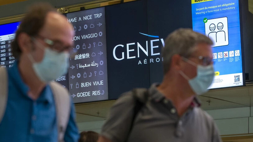 Künftig sind weniger Reisende von einer Quarantäne bei der Rückkehr in die Schweiz betroffen. Im Bild Passagiere am Flughafen Genf. (Archivbild)