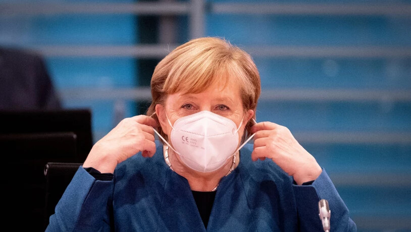 dpatopbilder - Bundeskanzlerin Angela Merkel (CDU) setzt zu Beginn der Sitzung des Bundeskabinetts im Bundeskanzleramt die Mund-Nasenbedeckung ab. Der Bund will mit drastischen Kontaktbeschränkungen die massiv steigenden Corona-Infektionszahlen in den…