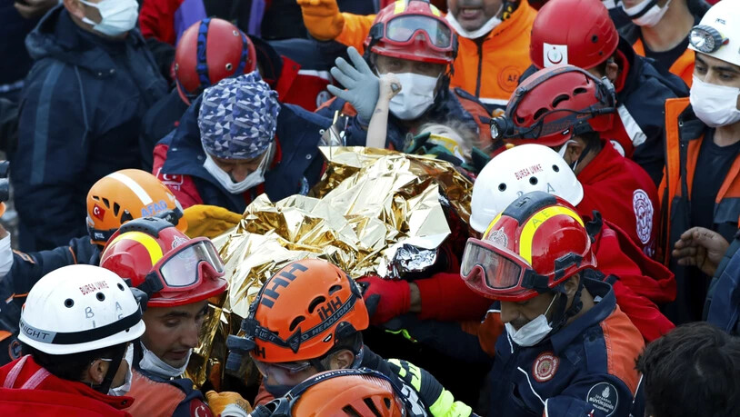 dpatopbilder - HANDOUT - Rettungshelfer tragen das gerettete dreijährige Mädchen aus den Trümmern in Izmir. Foto: -/Istanbul Fire Authority/AP/dpa - ACHTUNG: Nur zur redaktionellen Verwendung im Zusammenhang mit der aktuellen Berichterstattung und nur…