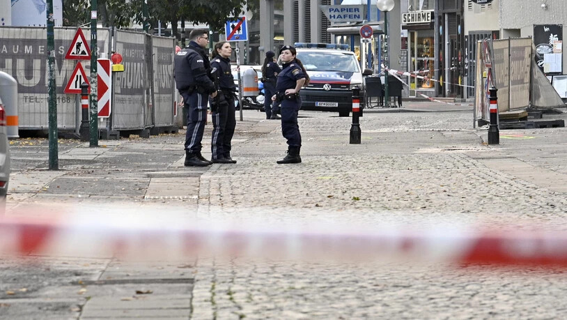 Polizisten am Dienstag beim Schwedenplatz, wo die Tat verübt wurde.