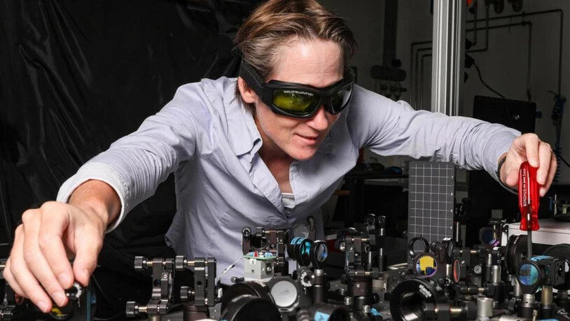 Sylvie Roke im Labor für grundlegende BioPhotonics der ETH Lausanne. Sie baut Mikroskope, welche die Analyse von Zellmembranen mit noch nie dagewesener räumlicher und zeitlicher Genauigkeit ermöglichen. (© Alain Herzog/EPFL, aufgenommen vor Inkrafttreten…
