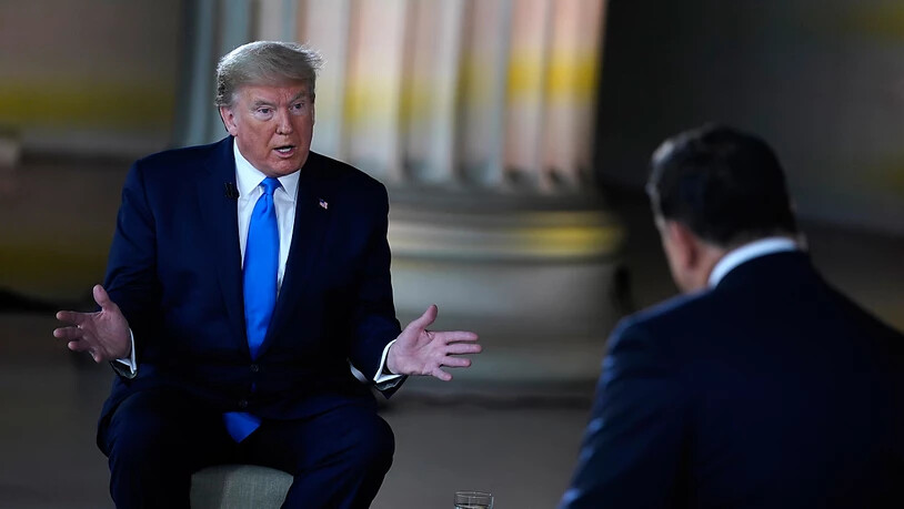 ARCHIV - Donald Trump (l), Präsident der USA, spricht während einer Fernsehaufzeichnung mit dem US-Sender Fox News im Lincoln Memorial. Aufstieg und Präsidentschaft Trumps waren beispiellos eng an den TV-Sender Fox News gekettet. Nach seiner…