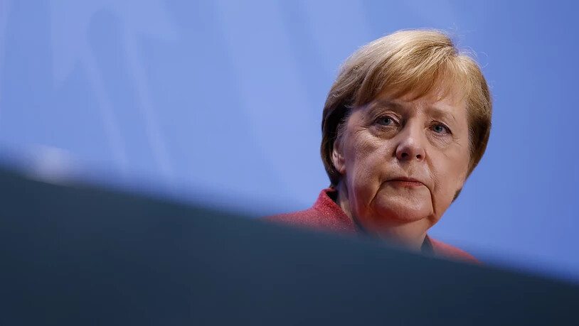 Bundeskanzlerin Angela Merkel (CDU) erläutert auf einer Pressekonferenz im Bundeskanzleramt. Foto: Odd Andersen/AFP/POOL/dpa