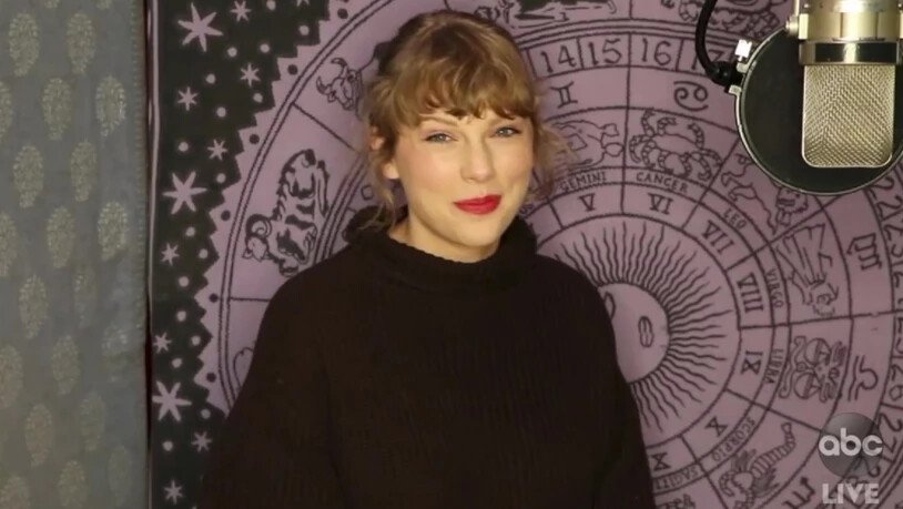 HANDOUT - Dieses von ABC zur Verfügung gestellte Videostandbild zeigt Taylor Swift, die ihre Auszeichnung als Künstlerin des Jahres bei den American Music Awards im Microsoft Theater in Los Angeles annimmt. Foto: Uncredited/ABC/AP/dpa - ACHTUNG: Nur zur…