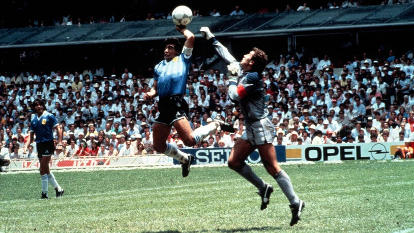 Weil Diego Maradona den Ball mit der Hand spielt, kommt Englands Torhüter Peter Shilton zu spät und Argentinien geht 1986 im WM-Viertelfinal mit 1:0 in Führung