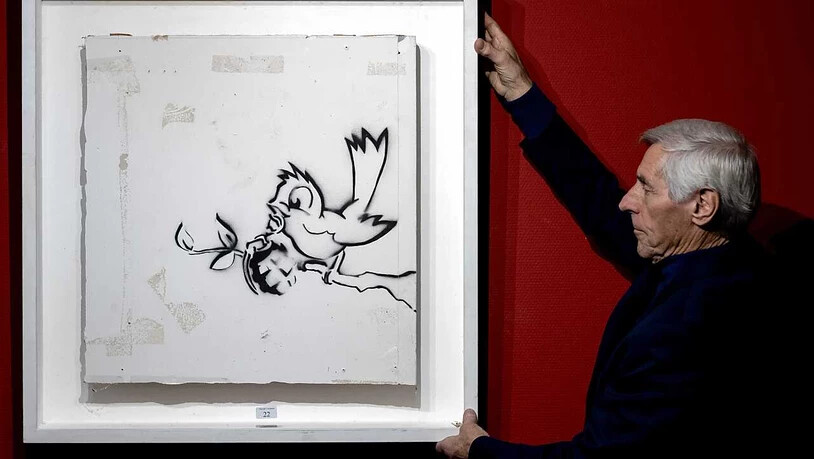 Das Bild «Bird with Grenade» («Vogel mit Granate») des Künstlers Banksy im Auktionshaus Hessink's. Foto: Sander Koning/ANP/dpa - ACHTUNG: Nur zur redaktionellen Verwendung im Zusammenhang mit einer Berichterstattung über das Bild «Bird with Grenade» (…