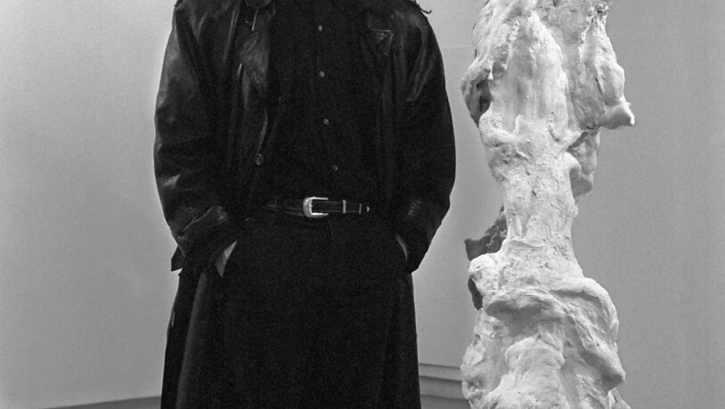 Martin Disler (1949-1996) neben einem Werk an seiner Ausstellung "Martin Disler-Bilder und Plastiken 1987" am 9. Januar 1988 im Kunsthaus in Zürich.
