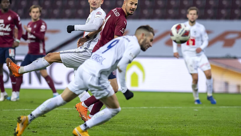 Dejan Sorgic erzielt den zweiten Luzerner Treffer gegen Servette