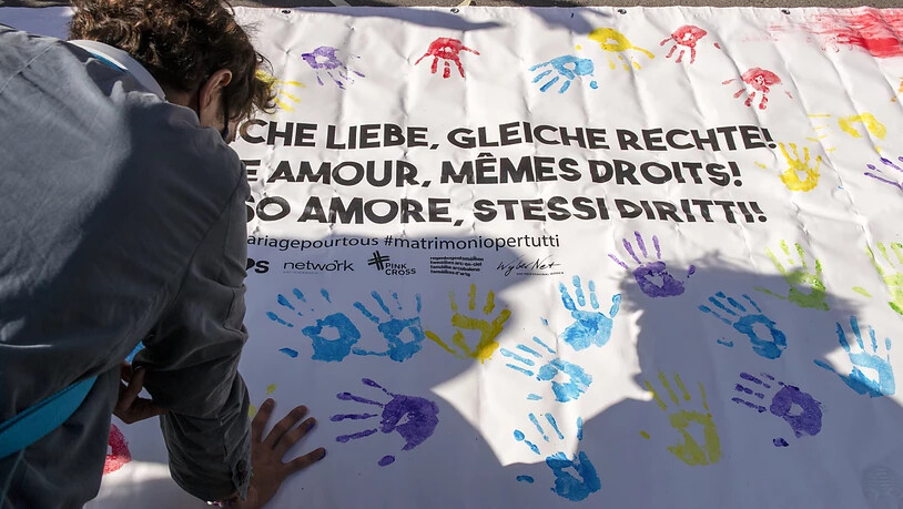 "Gleiche Liebe, gleiche Rechte": Aktion für die Ehe für gleichgeschlechtliche Paare in Bern. (Archivbild)