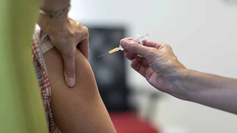 Eine neu lancierte eidgenössische Volksinitiative will eine mögliche Impfpflicht mit einer Änderung der Bundesverfassung stoppen. (Themenbild)