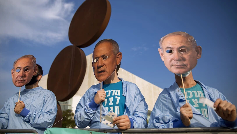 Schon wieder Neuwahlen? Demonstranten in Tel Aviv bringen ihren Ärger über die aktuelle israelischen Regierung zum Ausdruck. Foto: Oded Balilty/AP/dpa