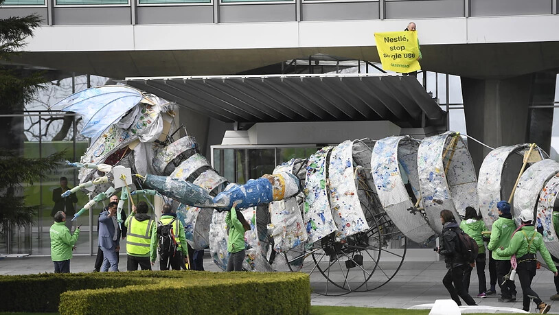 Im letzten Jahr brachten Greenpeace Aktivisten die auf dem Meer und an Stränden gesammelten Plastikverpackungen von Nestlé in Form eines riesigen Monsters zurück an den Hauptsitz des Nahrungsmittelkonzerns in Vevey. (Archivbild)