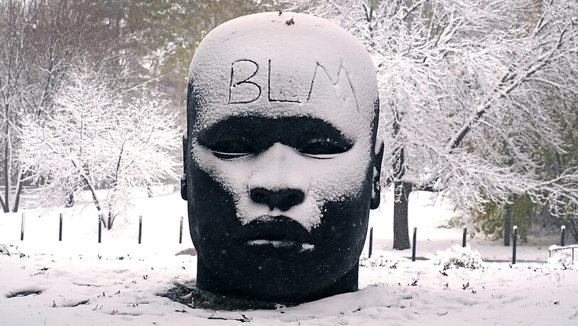 ARCHIV - "BLM" steht auf der verschneiten Stirn der Skulptur «Eternal Presence» vor dem «National Center of Afro-American Artists» geschrieben. Die Abkürzung «BLM» steht für die Menschenrechtsbewegung "Black Lives Matter". Foto: Charles Krupa/AP/dpa