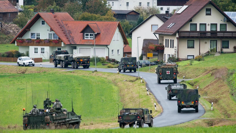 ARCHIV - Militärfahrzeuge der US-Armee fahren durch den Ort Kleinfalz nahe dem Truppenübungsplatz Grafenwöhr in Bayern. Foto: Armin Weigel/dpa/Archiv