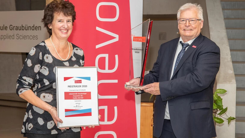 Cornelia Zogg vom Frauenverein Chur erhält den Prix Benevol von Stiftungsratspräsident Günther Engler.