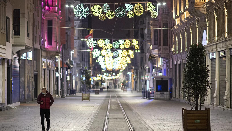 Eine fast menschenleere Straße in Istanbul. Foto: Uncredited/AP/dpa/Archiv