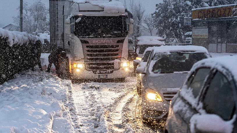 Im Tessin schneit es bereits seit Freitagmorgen. Die Schneefälle, die in vielen Gegenden zu Verkehrsbehinderungen führten, sollen noch bis gegen Montagabend anhalten. (KEYSTONE/Ti-Press/Francesca Agosta) Geo-Information: Schweiz/Stabio Quelle: KEYSTONE…