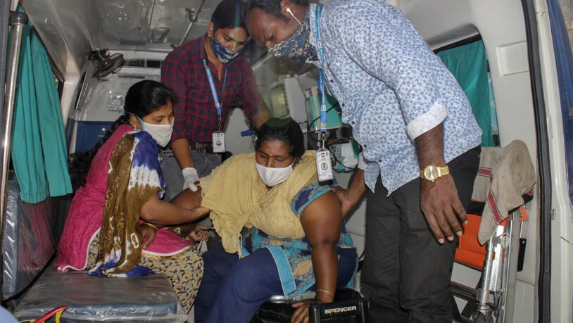 Eine der 500 PatientInnen, die mit einer mysteriösen Krankheit in Eluru, Andhra Pradesh, ins Spital eingeliefert worden sind. Staatliche Experten fahnden nach den Ursachen. Schwermetalle könnten ein Grund sein.